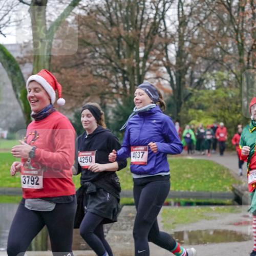 07.12.2025 - St. Pauli X-Mass-Run No. 15 Michael Burmester http://msf.ph/oto/9414897 07.12.2025 10:05:53 Laufen 3792, 4250, 4037, 175 meine-sportfotos.de
