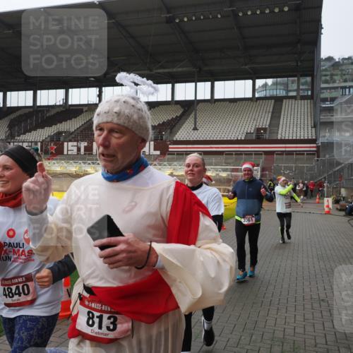 07.12.2025 - St. Pauli X-Mass-Run No. 15 Fabian Wolf http://msf.ph/oto/9414898 07.12.2025 11:24:09 Ziel 813, 2814, 3361, 4840, 4841 meine-sportfotos.de