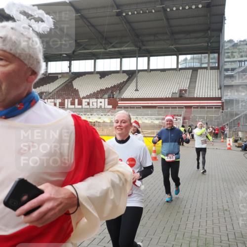07.12.2025 - St. Pauli X-Mass-Run No. 15 Fabian Wolf http://msf.ph/oto/9414901 07.12.2025 11:24:09 Ziel 813, 2814, 3361, 4840, 4841 meine-sportfotos.de