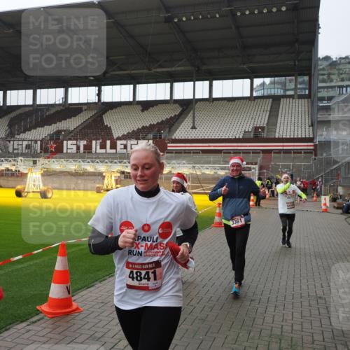 07.12.2025 - St. Pauli X-Mass-Run No. 15 Fabian Wolf http://msf.ph/oto/9414905 07.12.2025 11:24:10 Ziel 813, 2386, 2388, 2814, 3361, 4840, 4841 meine-sportfotos.de