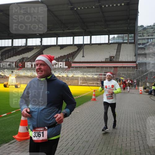 07.12.2025 - St. Pauli X-Mass-Run No. 15 Fabian Wolf http://msf.ph/oto/9414933 07.12.2025 11:24:11 Ziel 813, 2386, 2388, 2814, 3361, 4840, 4841 meine-sportfotos.de