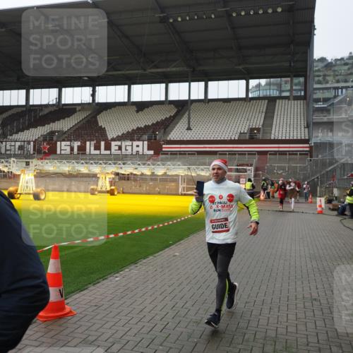 07.12.2025 - St. Pauli X-Mass-Run No. 15 Fabian Wolf http://msf.ph/oto/9414939 07.12.2025 11:24:12 Ziel 813, 2386, 2388, 2814, 3361, 4840, 4841 meine-sportfotos.de