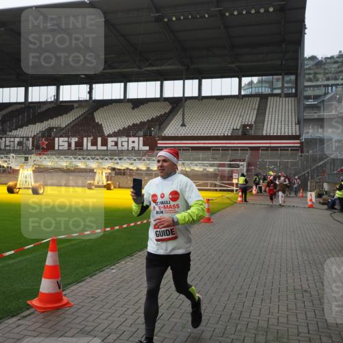 07.12.2025 - St. Pauli X-Mass-Run No. 15 Fabian Wolf http://msf.ph/oto/9414946 07.12.2025 11:24:12 Ziel 813, 2386, 2388, 2814, 3361, 4840, 4841 meine-sportfotos.de