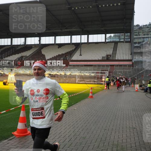 07.12.2025 - St. Pauli X-Mass-Run No. 15 Fabian Wolf http://msf.ph/oto/9414953 07.12.2025 11:24:12 Ziel 813, 2386, 2388, 2814, 3361, 4840, 4841 meine-sportfotos.de