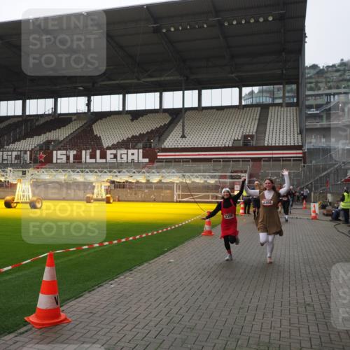 07.12.2025 - St. Pauli X-Mass-Run No. 15 Fabian Wolf http://msf.ph/oto/9414970 07.12.2025 11:24:16 Ziel 672, 813, 2386, 2388, 2605, 2606, 2875, 2881, 3361, 4840, 4841 meine-sportfotos.de