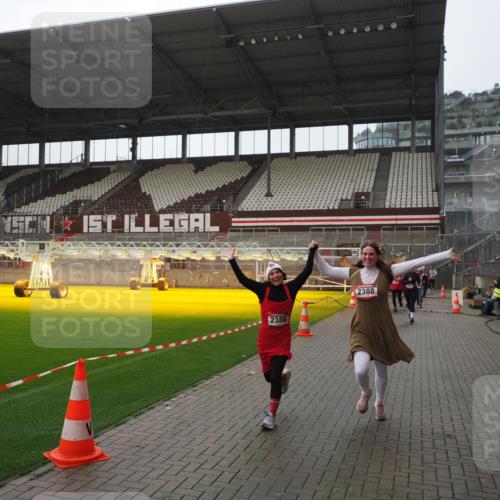 07.12.2025 - St. Pauli X-Mass-Run No. 15 Fabian Wolf http://msf.ph/oto/9414983 07.12.2025 11:24:17 Ziel 672, 813, 2386, 2388, 2605, 2606, 2875, 2881, 3361, 4840, 4841 meine-sportfotos.de