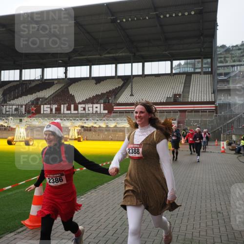 07.12.2025 - St. Pauli X-Mass-Run No. 15 Fabian Wolf http://msf.ph/oto/9414997 07.12.2025 11:24:18 Ziel 672, 813, 1773, 2386, 2388, 2605, 2606, 2875, 2881, 3361, 4840, 4841 meine-sportfotos.de