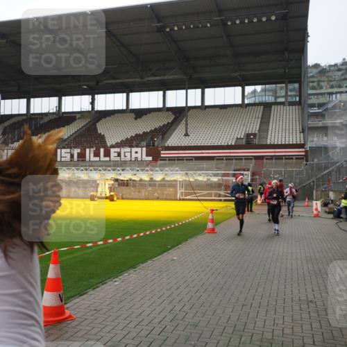 07.12.2025 - St. Pauli X-Mass-Run No. 15 Fabian Wolf http://msf.ph/oto/9415007 07.12.2025 11:24:18 Ziel 672, 813, 1773, 2386, 2388, 2605, 2606, 2875, 2881, 3361, 4840, 4841 meine-sportfotos.de
