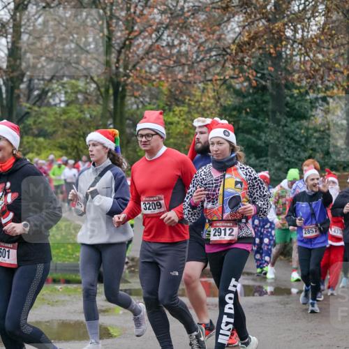 07.12.2025 - St. Pauli X-Mass-Run No. 15 Michael Burmester http://msf.ph/oto/9415024 07.12.2025 10:06:18 Laufen 601, 15, 3209, 15, 2912, 2857, 4330 meine-sportfotos.de