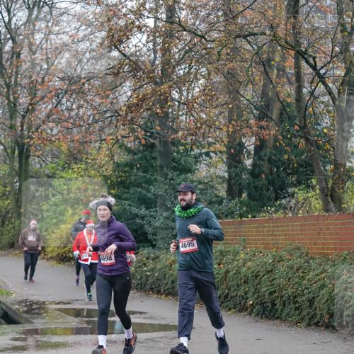 07.12.2025 - St. Pauli X-Mass-Run No. 15 Michael Burmester http://msf.ph/oto/9415197 07.12.2025 10:07:13 Laufen 4698, 4695 meine-sportfotos.de