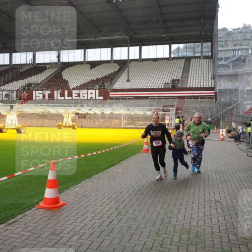 07.12.2025 - St. Pauli X-Mass-Run No. 15 Fabian Wolf http://msf.ph/oto/9415652 07.12.2025 11:05:08 Ziel 117, 128, 200, 201, 889, 1152, 1212, 1411, 1630 meine-sportfotos.de