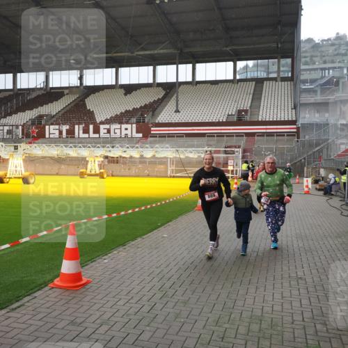 07.12.2025 - St. Pauli X-Mass-Run No. 15 Fabian Wolf http://msf.ph/oto/9415653 07.12.2025 11:05:08 Ziel 117, 128, 200, 201, 889, 1152, 1212, 1411, 1630 meine-sportfotos.de