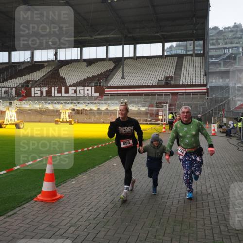 07.12.2025 - St. Pauli X-Mass-Run No. 15 Fabian Wolf http://msf.ph/oto/9415656 07.12.2025 11:05:08 Ziel 117, 128, 200, 201, 889, 1152, 1212, 1411, 1630 meine-sportfotos.de