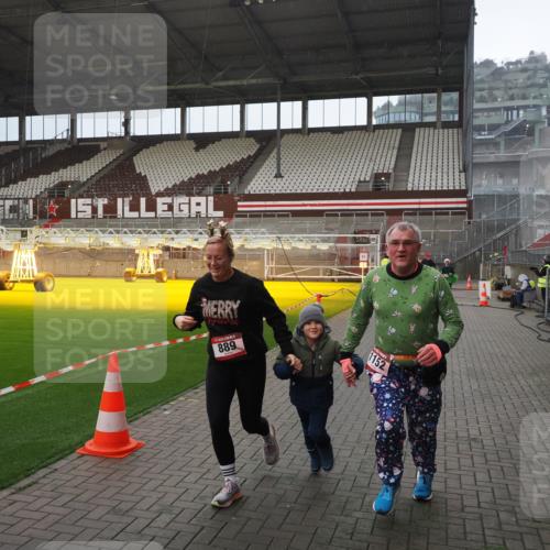07.12.2025 - St. Pauli X-Mass-Run No. 15 Fabian Wolf http://msf.ph/oto/9415658 07.12.2025 11:05:09 Ziel 117, 128, 200, 201, 889, 1152, 1630 meine-sportfotos.de