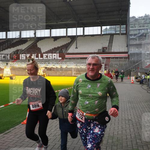 07.12.2025 - St. Pauli X-Mass-Run No. 15 Fabian Wolf http://msf.ph/oto/9415660 07.12.2025 11:05:09 Ziel 117, 128, 200, 201, 889, 1152, 1630 meine-sportfotos.de