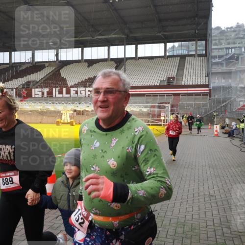 07.12.2025 - St. Pauli X-Mass-Run No. 15 Fabian Wolf http://msf.ph/oto/9415661 07.12.2025 11:05:09 Ziel 117, 128, 200, 201, 889, 1152, 1630 meine-sportfotos.de