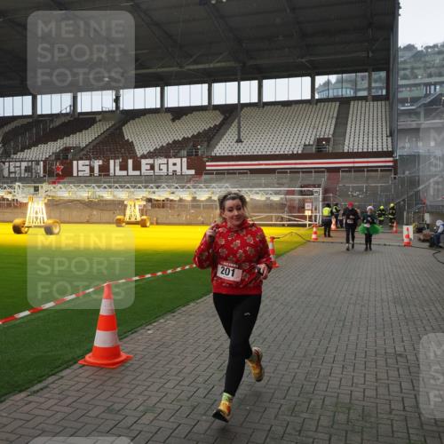 07.12.2025 - St. Pauli X-Mass-Run No. 15 Fabian Wolf http://msf.ph/oto/9415663 07.12.2025 11:05:11 Ziel 200, 201, 889, 1152, 1492, 1630 meine-sportfotos.de