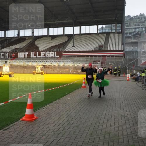07.12.2025 - St. Pauli X-Mass-Run No. 15 Fabian Wolf http://msf.ph/oto/9415667 07.12.2025 11:05:15 Ziel 200, 201, 889, 1152, 1492, 1630 meine-sportfotos.de