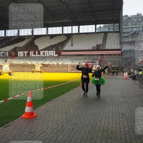 07.12.2025 - St. Pauli X-Mass-Run No. 15 Fabian Wolf http://msf.ph/oto/9415668 07.12.2025 11:05:15 Ziel 200, 201, 889, 1152, 1492, 1630 meine-sportfotos.de