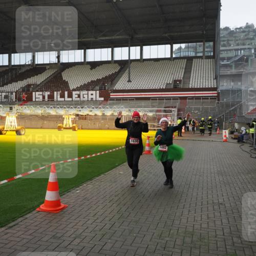 07.12.2025 - St. Pauli X-Mass-Run No. 15 Fabian Wolf http://msf.ph/oto/9415671 07.12.2025 11:05:16 Ziel 200, 201, 889, 1152, 1492, 1630 meine-sportfotos.de