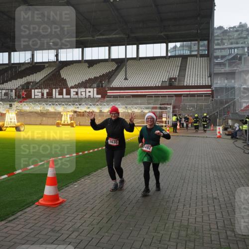 07.12.2025 - St. Pauli X-Mass-Run No. 15 Fabian Wolf http://msf.ph/oto/9415673 07.12.2025 11:05:16 Ziel 200, 201, 889, 1152, 1492, 1630 meine-sportfotos.de