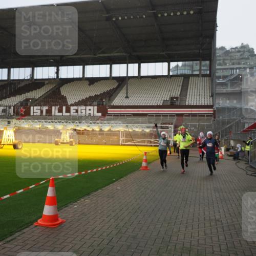 07.12.2025 - St. Pauli X-Mass-Run No. 15 Fabian Wolf http://msf.ph/oto/9415698 07.12.2025 11:05:35 Ziel 199, 434, 831, 1046, 1049, 1311, 1600, 1840, 1841, 2006, 2884 meine-sportfotos.de