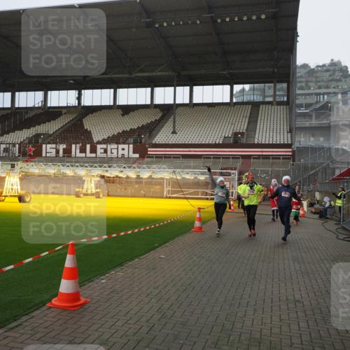 07.12.2025 - St. Pauli X-Mass-Run No. 15 Fabian Wolf http://msf.ph/oto/9415699 07.12.2025 11:05:35 Ziel 199, 434, 831, 1046, 1049, 1311, 1600, 1840, 1841, 2006, 2884 meine-sportfotos.de