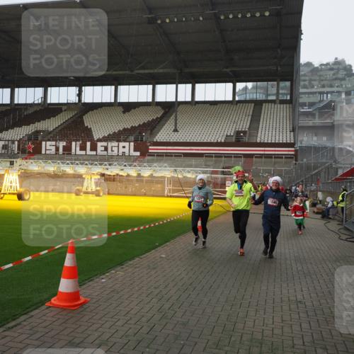 07.12.2025 - St. Pauli X-Mass-Run No. 15 Fabian Wolf http://msf.ph/oto/9415704 07.12.2025 11:05:36 Ziel 199, 434, 831, 1046, 1049, 1311, 1600, 1840, 1841, 2006, 2884 meine-sportfotos.de