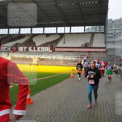 07.12.2025 - St. Pauli X-Mass-Run No. 15 Fabian Wolf http://msf.ph/oto/9415736 07.12.2025 11:05:47 Ziel 199, 831, 924, 925, 927, 929, 932, 973, 1046, 1049, 1092, 1196, 1208, 1428, 1432, 1840, 1841, 2006, 2254, 2884, 3272, 3278 meine-sportfotos.de
