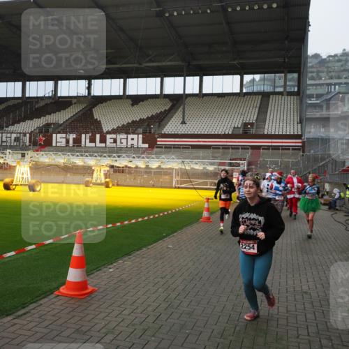 07.12.2025 - St. Pauli X-Mass-Run No. 15 Fabian Wolf http://msf.ph/oto/9415737 07.12.2025 11:05:48 Ziel 199, 831, 924, 925, 927, 929, 932, 973, 1046, 1049, 1092, 1196, 1208, 1428, 1432, 1840, 1841, 2006, 2254, 2884, 3272, 3278 meine-sportfotos.de