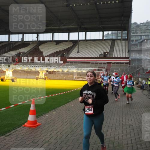 07.12.2025 - St. Pauli X-Mass-Run No. 15 Fabian Wolf http://msf.ph/oto/9415738 07.12.2025 11:05:48 Ziel 199, 831, 924, 925, 927, 929, 932, 973, 1046, 1049, 1092, 1196, 1208, 1428, 1432, 1840, 1841, 2006, 2254, 2884, 3272, 3278 meine-sportfotos.de