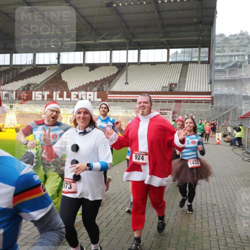 07.12.2025 - St. Pauli X-Mass-Run No. 15 Fabian Wolf http://msf.ph/oto/9415751 07.12.2025 11:05:53 Ziel 298, 300, 659, 831, 924, 925, 927, 929, 932, 973, 1092, 1196, 1208, 1428, 1432, 1608, 2254, 3272, 3278 meine-sportfotos.de