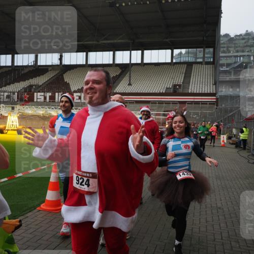 07.12.2025 - St. Pauli X-Mass-Run No. 15 Fabian Wolf http://msf.ph/oto/9415754 07.12.2025 11:05:54 Ziel 92, 298, 300, 659, 924, 925, 927, 929, 932, 973, 1025, 1092, 1196, 1208, 1428, 1432, 1608, 2254, 3272, 3278 meine-sportfotos.de