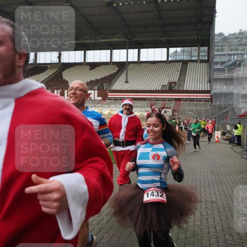 07.12.2025 - St. Pauli X-Mass-Run No. 15 Fabian Wolf http://msf.ph/oto/9415756 07.12.2025 11:05:54 Ziel 92, 298, 300, 659, 924, 925, 927, 929, 932, 973, 1025, 1092, 1196, 1208, 1428, 1432, 1608, 2254, 3272, 3278 meine-sportfotos.de