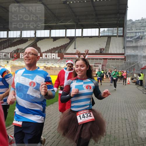 07.12.2025 - St. Pauli X-Mass-Run No. 15 Fabian Wolf http://msf.ph/oto/9415757 07.12.2025 11:05:54 Ziel 92, 298, 300, 659, 924, 925, 927, 929, 932, 973, 1025, 1092, 1196, 1208, 1428, 1432, 1608, 2254, 3272, 3278 meine-sportfotos.de