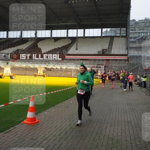 07.12.2025 - St. Pauli X-Mass-Run No. 15 Fabian Wolf http://msf.ph/oto/9415766 07.12.2025 11:05:58 Ziel 92, 298, 300, 659, 693, 854, 858, 878, 920, 924, 925, 927, 929, 932, 944, 973, 1024, 1025, 1092, 1196, 1208, 1428, 1432, 1608, 1648, 2243, 2245, 2254, 3272, 3278 meine-sportfotos.de