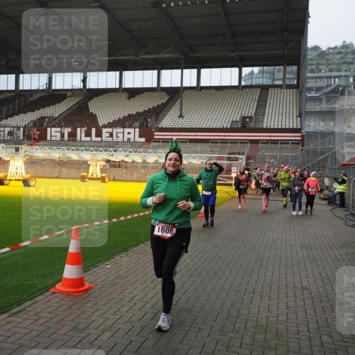 07.12.2025 - St. Pauli X-Mass-Run No. 15 Fabian Wolf http://msf.ph/oto/9415768 07.12.2025 11:05:58 Ziel 92, 298, 300, 659, 693, 854, 858, 878, 920, 924, 925, 927, 929, 932, 944, 973, 1024, 1025, 1092, 1196, 1208, 1428, 1432, 1608, 1648, 2243, 2245, 2254, 3272, 3278 meine-sportfotos.de