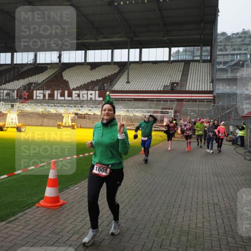 07.12.2025 - St. Pauli X-Mass-Run No. 15 Fabian Wolf http://msf.ph/oto/9415769 07.12.2025 11:05:58 Ziel 92, 298, 300, 659, 693, 854, 858, 878, 920, 924, 925, 927, 929, 932, 944, 973, 1024, 1025, 1092, 1196, 1208, 1428, 1432, 1608, 1648, 2243, 2245, 2254, 3272, 3278 meine-sportfotos.de