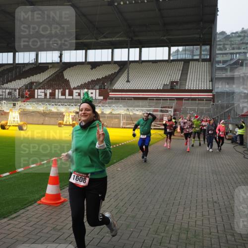 07.12.2025 - St. Pauli X-Mass-Run No. 15 Fabian Wolf http://msf.ph/oto/9415770 07.12.2025 11:05:58 Ziel 92, 298, 300, 659, 693, 854, 858, 878, 920, 924, 925, 927, 929, 932, 944, 973, 1024, 1025, 1092, 1196, 1208, 1428, 1432, 1608, 1648, 2243, 2245, 2254, 3272, 3278 meine-sportfotos.de