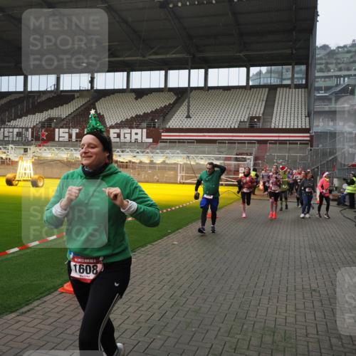 07.12.2025 - St. Pauli X-Mass-Run No. 15 Fabian Wolf http://msf.ph/oto/9415771 07.12.2025 11:05:59 Ziel 92, 298, 300, 659, 693, 854, 858, 878, 920, 924, 925, 927, 929, 932, 944, 973, 1024, 1025, 1092, 1196, 1208, 1428, 1429, 1430, 1432, 1608, 1648, 2243, 2245, 2254, 3272, 3278, 4583, 4585, 4587 meine-sportfotos.de