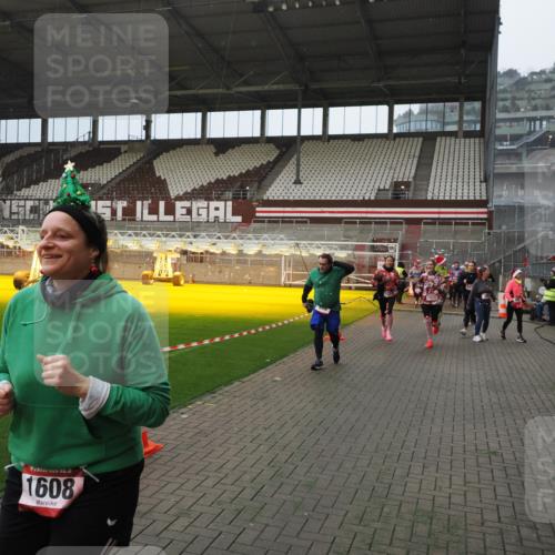 07.12.2025 - St. Pauli X-Mass-Run No. 15 Fabian Wolf http://msf.ph/oto/9415772 07.12.2025 11:05:59 Ziel 92, 298, 300, 659, 693, 854, 858, 878, 920, 924, 925, 927, 929, 932, 944, 973, 1024, 1025, 1092, 1196, 1208, 1428, 1429, 1430, 1432, 1608, 1648, 2243, 2245, 2254, 3272, 3278, 4583, 4585, 4587 meine-sportfotos.de