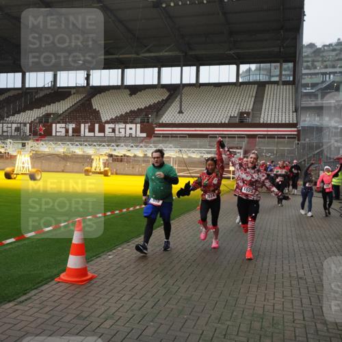 07.12.2025 - St. Pauli X-Mass-Run No. 15 Fabian Wolf http://msf.ph/oto/9415775 07.12.2025 11:06:00 Ziel 92, 298, 300, 659, 693, 854, 858, 878, 920, 924, 925, 927, 929, 932, 944, 973, 1024, 1025, 1092, 1208, 1223, 1229, 1428, 1429, 1430, 1432, 1608, 1648, 2243, 2245, 3272, 3278, 4583, 4585, 4587 meine-sportfotos.de