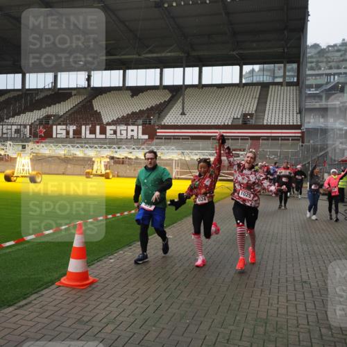 07.12.2025 - St. Pauli X-Mass-Run No. 15 Fabian Wolf http://msf.ph/oto/9415776 07.12.2025 11:06:01 Ziel 92, 298, 300, 402, 403, 659, 693, 854, 858, 878, 920, 924, 925, 927, 929, 932, 944, 973, 1024, 1025, 1092, 1208, 1223, 1229, 1428, 1429, 1430, 1432, 1608, 1648, 2243, 2245, 3272, 3278, 4583, 4585, 4587 meine-sportfotos.de