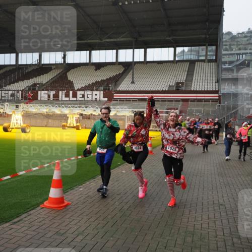 07.12.2025 - St. Pauli X-Mass-Run No. 15 Fabian Wolf http://msf.ph/oto/9415777 07.12.2025 11:06:01 Ziel 92, 298, 300, 402, 403, 659, 693, 854, 858, 878, 920, 924, 925, 927, 929, 932, 944, 973, 1024, 1025, 1092, 1208, 1223, 1229, 1428, 1429, 1430, 1432, 1608, 1648, 2243, 2245, 3272, 3278, 4583, 4585, 4587 meine-sportfotos.de