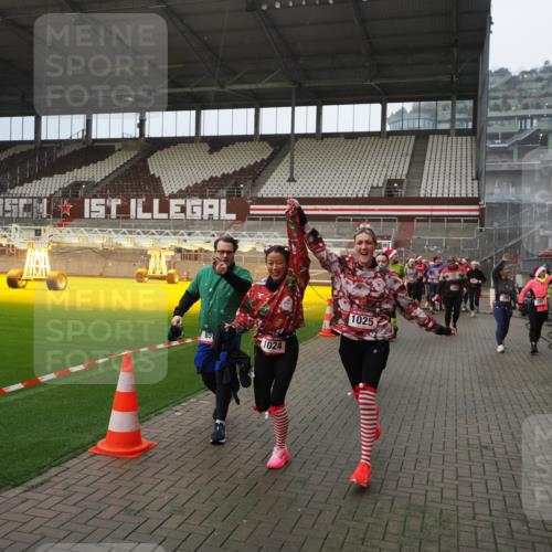 07.12.2025 - St. Pauli X-Mass-Run No. 15 Fabian Wolf http://msf.ph/oto/9415778 07.12.2025 11:06:01 Ziel 92, 298, 300, 402, 403, 659, 693, 854, 858, 878, 920, 924, 925, 927, 929, 932, 944, 973, 1024, 1025, 1092, 1208, 1223, 1229, 1428, 1429, 1430, 1432, 1608, 1648, 2243, 2245, 3272, 3278, 4583, 4585, 4587 meine-sportfotos.de