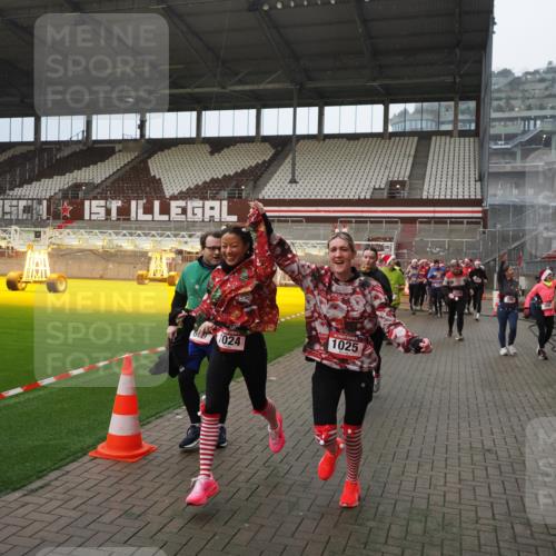 07.12.2025 - St. Pauli X-Mass-Run No. 15 Fabian Wolf http://msf.ph/oto/9415779 07.12.2025 11:06:01 Ziel 92, 298, 300, 402, 403, 659, 693, 854, 858, 878, 920, 924, 925, 927, 929, 932, 944, 973, 1024, 1025, 1092, 1208, 1223, 1229, 1428, 1429, 1430, 1432, 1608, 1648, 2243, 2245, 3272, 3278, 4583, 4585, 4587 meine-sportfotos.de