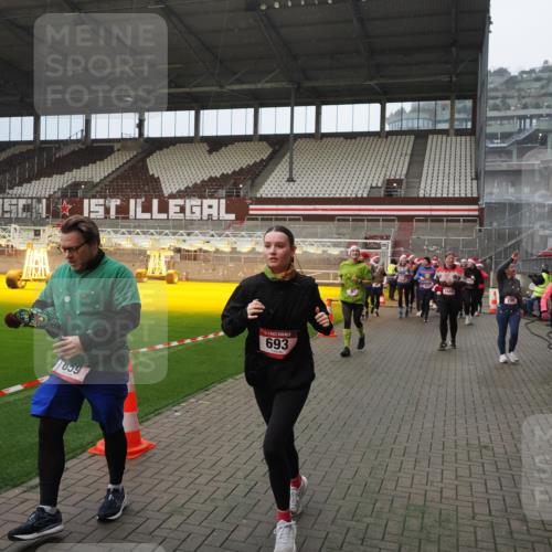07.12.2025 - St. Pauli X-Mass-Run No. 15 Fabian Wolf http://msf.ph/oto/9415784 07.12.2025 11:06:02 Ziel 92, 298, 300, 402, 403, 659, 693, 854, 858, 878, 920, 924, 925, 927, 929, 944, 973, 1024, 1025, 1208, 1223, 1229, 1287, 1428, 1429, 1430, 1432, 1608, 1648, 2243, 2245, 3272, 3278, 4579, 4581, 4583, 4585, 4587 meine-sportfotos.de