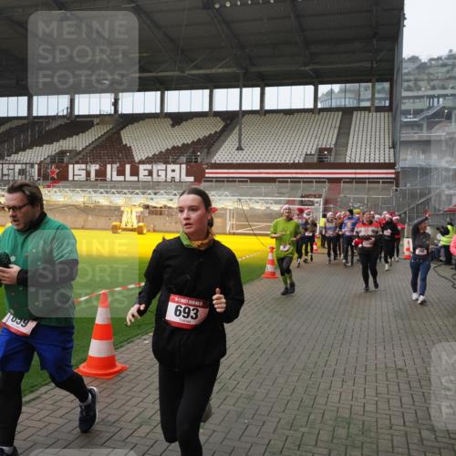 07.12.2025 - St. Pauli X-Mass-Run No. 15 Fabian Wolf http://msf.ph/oto/9415785 07.12.2025 11:06:02 Ziel 92, 298, 300, 402, 403, 659, 693, 854, 858, 878, 920, 924, 925, 927, 929, 944, 973, 1024, 1025, 1208, 1223, 1229, 1287, 1428, 1429, 1430, 1432, 1608, 1648, 2243, 2245, 3272, 3278, 4579, 4581, 4583, 4585, 4587 meine-sportfotos.de