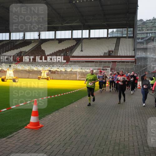 07.12.2025 - St. Pauli X-Mass-Run No. 15 Fabian Wolf http://msf.ph/oto/9415788 07.12.2025 11:06:03 Ziel 92, 298, 300, 402, 403, 556, 659, 693, 854, 858, 878, 920, 927, 929, 944, 973, 1024, 1025, 1208, 1223, 1229, 1287, 1428, 1429, 1430, 1432, 1608, 1648, 2243, 2245, 3272, 3278, 4579, 4581, 4583, 4585, 4587 meine-sportfotos.de