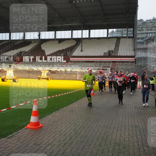 07.12.2025 - St. Pauli X-Mass-Run No. 15 Fabian Wolf http://msf.ph/oto/9415789 07.12.2025 11:06:03 Ziel 92, 298, 300, 402, 403, 556, 659, 693, 854, 858, 878, 920, 927, 929, 944, 973, 1024, 1025, 1208, 1223, 1229, 1287, 1428, 1429, 1430, 1432, 1608, 1648, 2243, 2245, 3272, 3278, 4579, 4581, 4583, 4585, 4587 meine-sportfotos.de